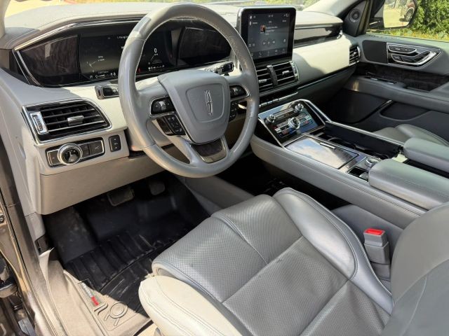 Lincoln Navigator Vehicle Full-screen Gallery Image 11