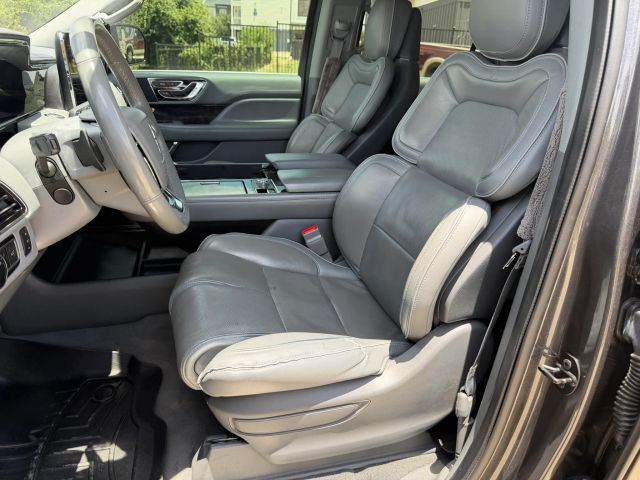 Lincoln Navigator Vehicle Full-screen Gallery Image 12