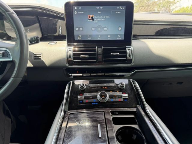 Lincoln Navigator Vehicle Full-screen Gallery Image 14