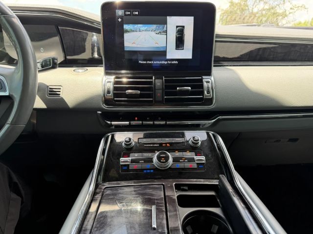 Lincoln Navigator Vehicle Full-screen Gallery Image 15