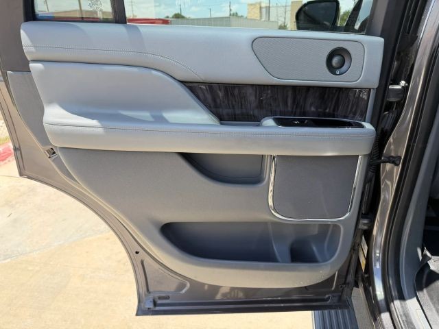 Lincoln Navigator Vehicle Full-screen Gallery Image 16