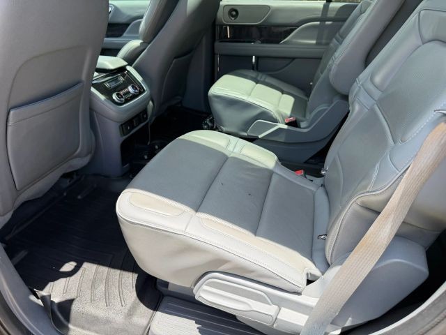 Lincoln Navigator Vehicle Full-screen Gallery Image 17
