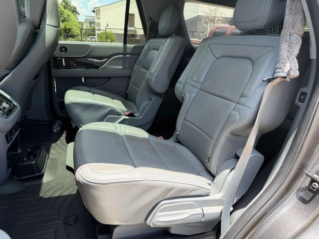 Lincoln Navigator Vehicle Full-screen Gallery Image 18