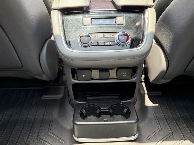 Lincoln Navigator Vehicle Full-screen Gallery Image 19