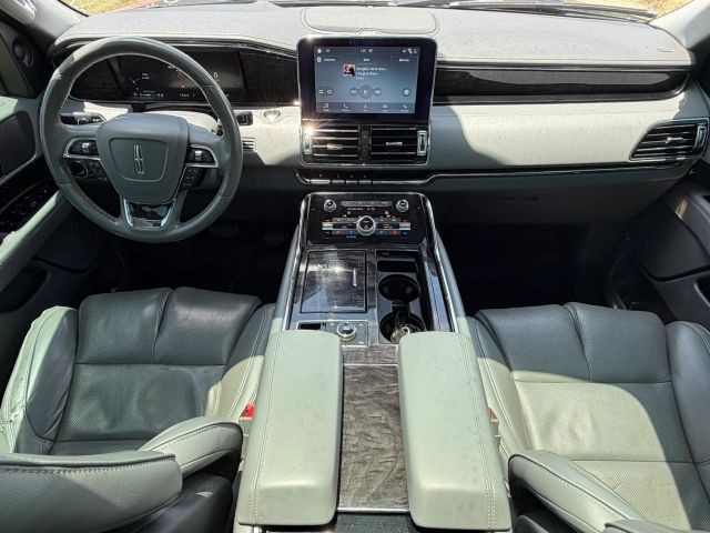 Lincoln Navigator Vehicle Full-screen Gallery Image 20