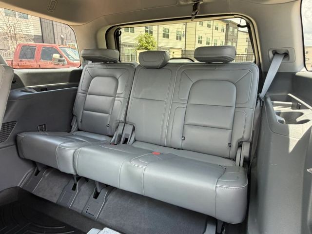 Lincoln Navigator Vehicle Full-screen Gallery Image 21