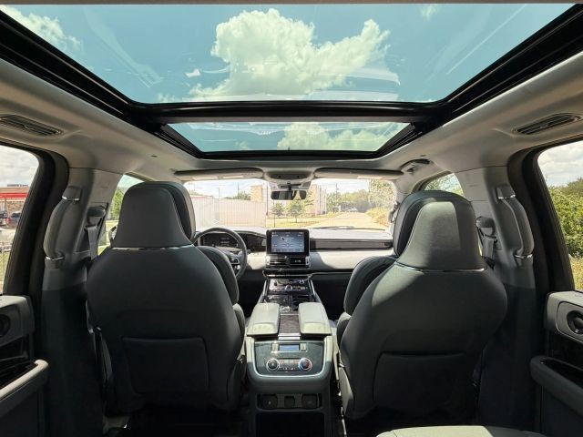 Lincoln Navigator Vehicle Full-screen Gallery Image 22
