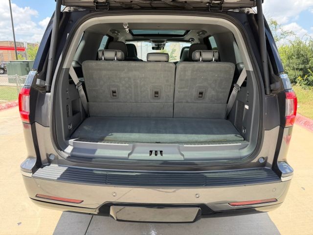 Lincoln Navigator Vehicle Full-screen Gallery Image 23