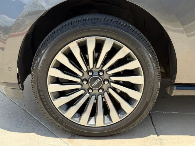Lincoln Navigator Vehicle Full-screen Gallery Image 24