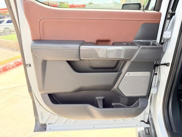 Ford F-150 Vehicle Full-screen Gallery Image 17