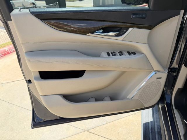 Cadillac Escalade ESV Vehicle Full-screen Gallery Image 10