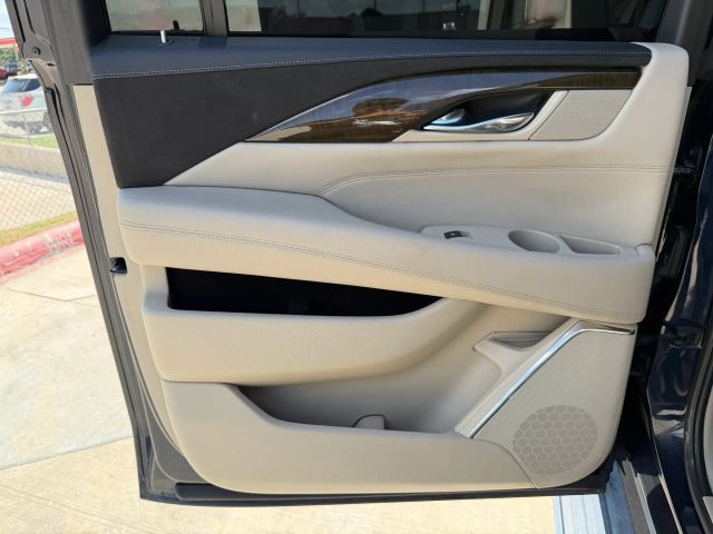 Cadillac Escalade ESV Vehicle Full-screen Gallery Image 16