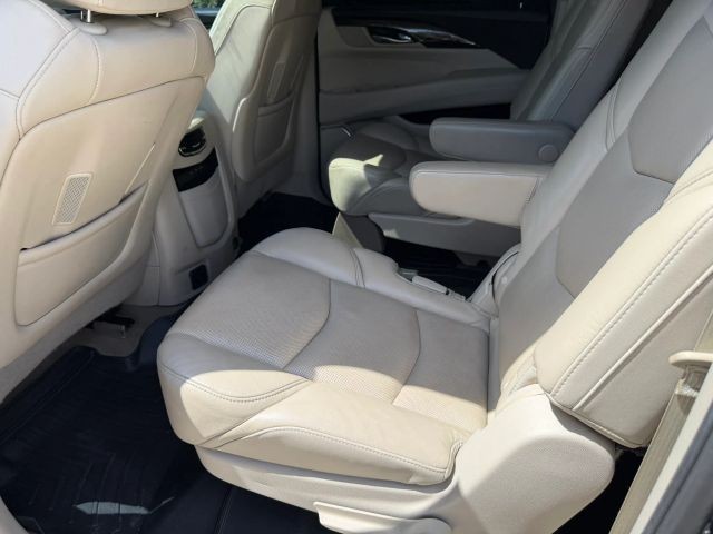 Cadillac Escalade ESV Vehicle Full-screen Gallery Image 17