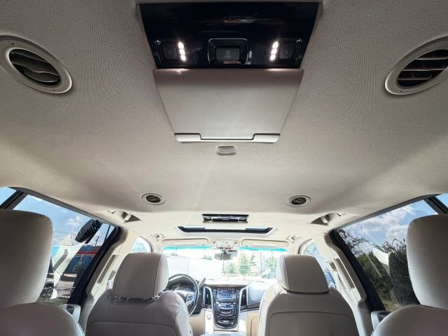 Cadillac Escalade ESV Vehicle Full-screen Gallery Image 20