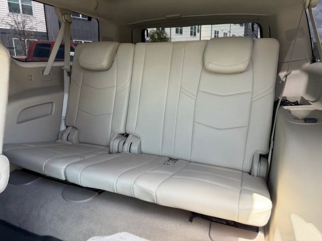 Cadillac Escalade ESV Vehicle Full-screen Gallery Image 22