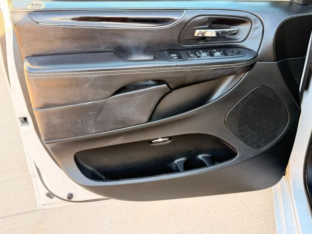 Dodge Grand Caravan Vehicle Full-screen Gallery Image 10