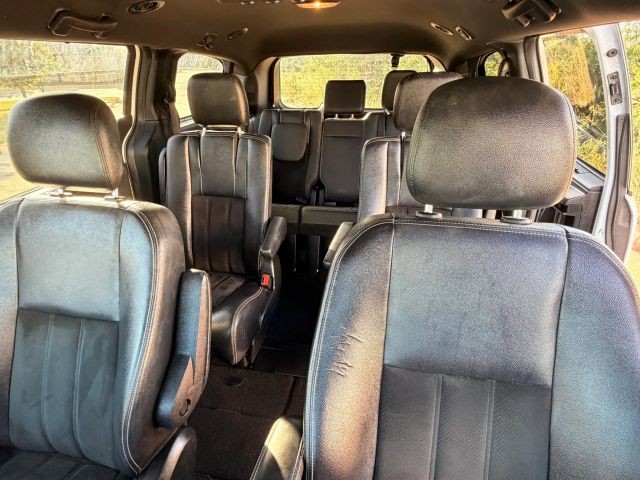 Dodge Grand Caravan Vehicle Full-screen Gallery Image 13