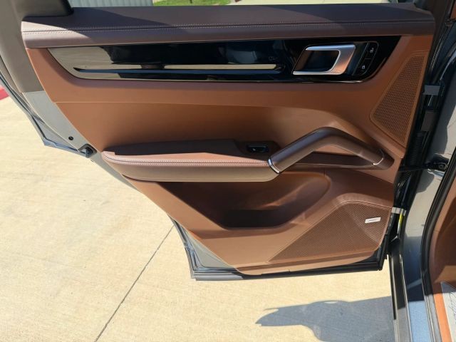 Porsche Cayenne Vehicle Full-screen Gallery Image 15