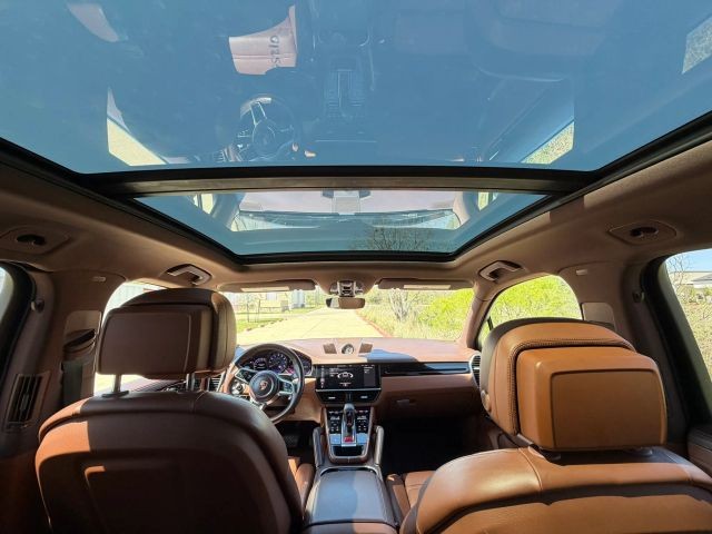 Porsche Cayenne Vehicle Full-screen Gallery Image 20