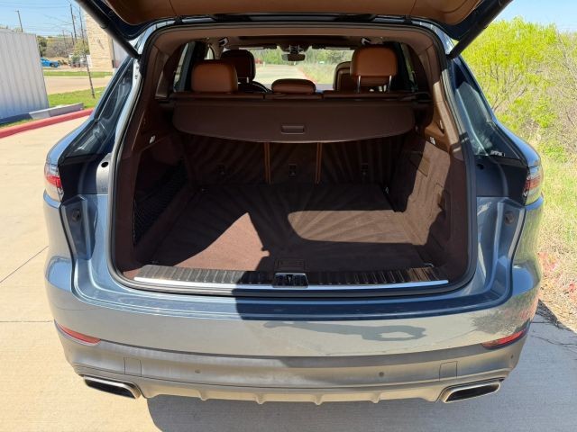 Porsche Cayenne Vehicle Full-screen Gallery Image 21