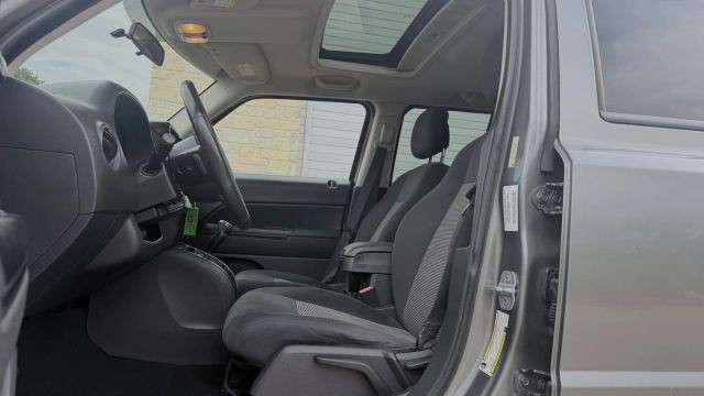 Jeep Patriot Vehicle Full-screen Gallery Image 06