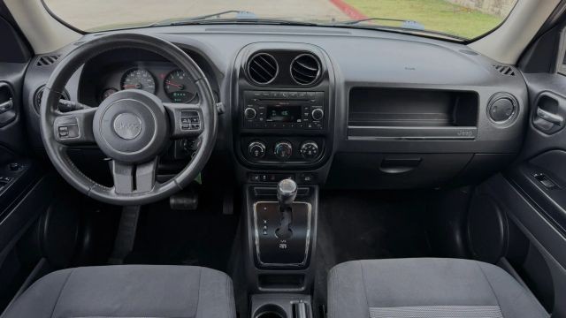 Jeep Patriot Vehicle Full-screen Gallery Image 07