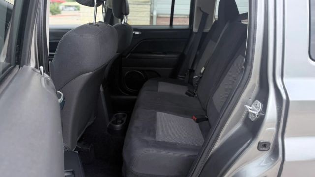 Jeep Patriot Vehicle Full-screen Gallery Image 10