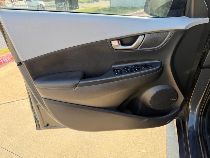 Hyundai Kona Vehicle Full-screen Gallery Image 10