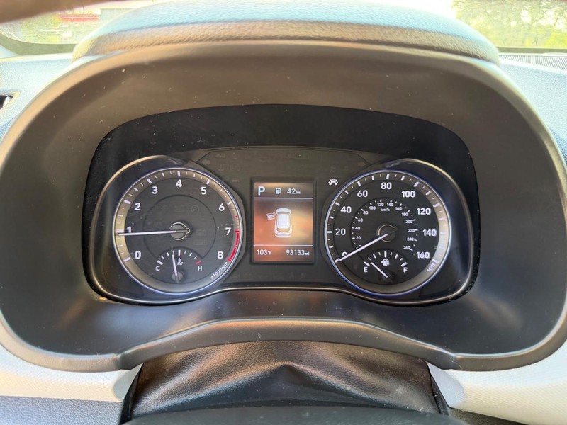 Hyundai Kona Vehicle Full-screen Gallery Image 13