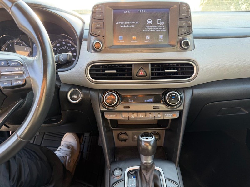 Hyundai Kona Vehicle Full-screen Gallery Image 14