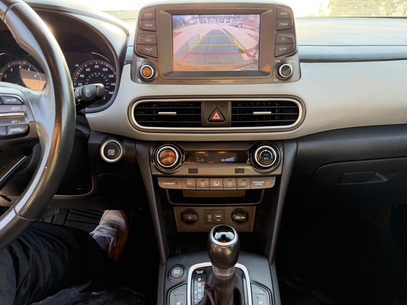 Hyundai Kona Vehicle Full-screen Gallery Image 15