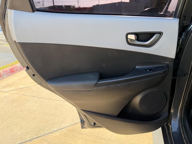 Hyundai Kona Vehicle Full-screen Gallery Image 16