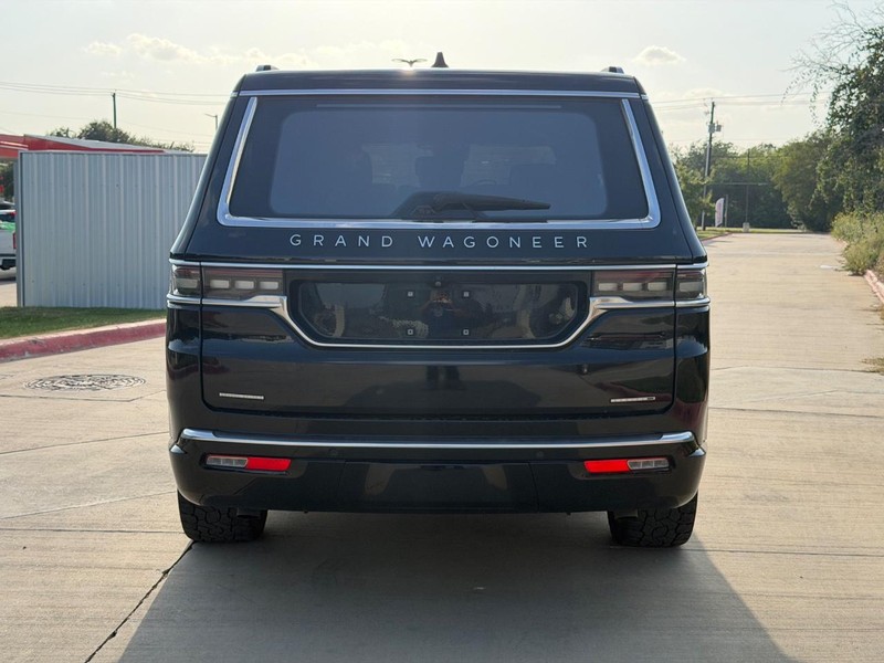 Jeep Grand Wagoneer Vehicle Full-screen Gallery Image 05