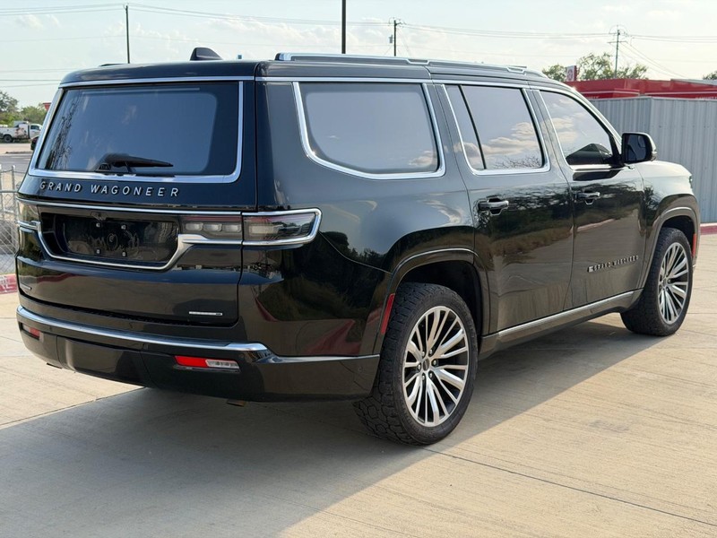 Jeep Grand Wagoneer Vehicle Full-screen Gallery Image 06
