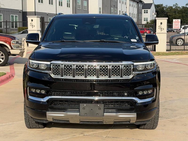 Jeep Grand Wagoneer Vehicle Full-screen Gallery Image 09