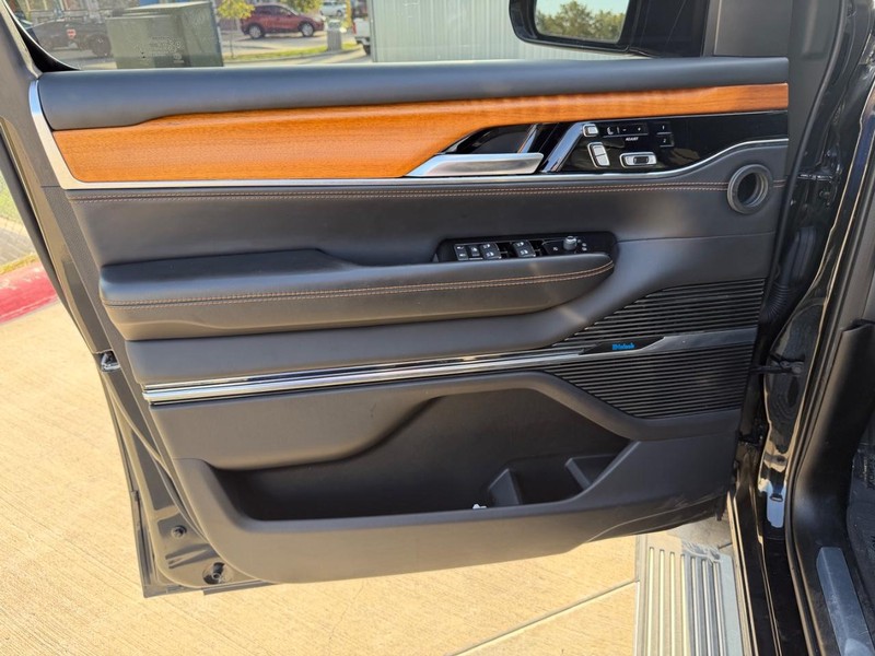 Jeep Grand Wagoneer Vehicle Full-screen Gallery Image 10