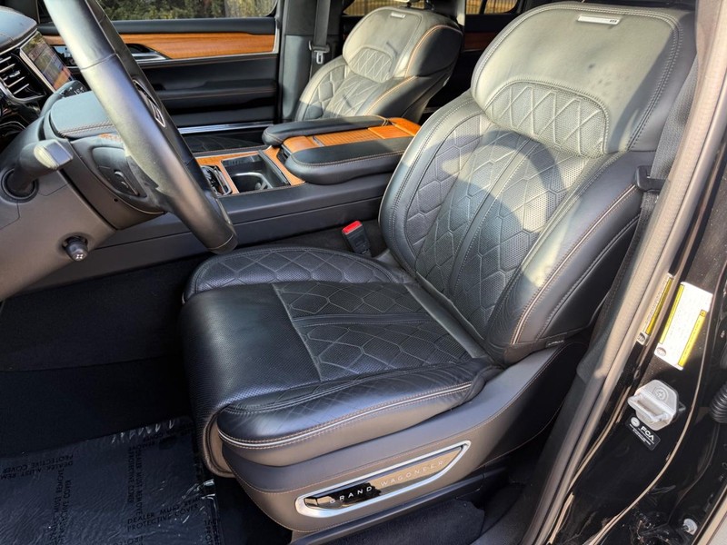 Jeep Grand Wagoneer Vehicle Full-screen Gallery Image 12
