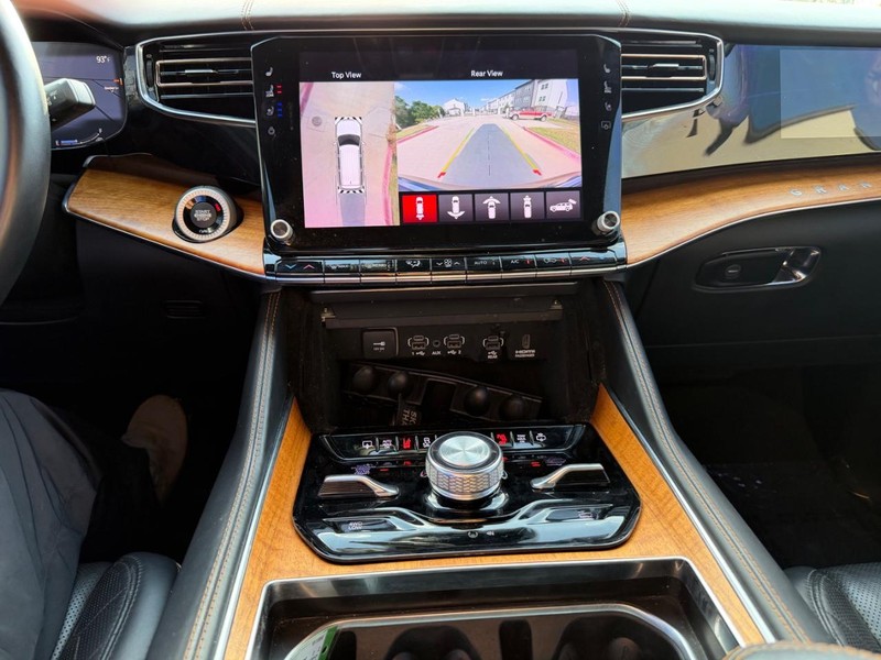 Jeep Grand Wagoneer Vehicle Full-screen Gallery Image 15
