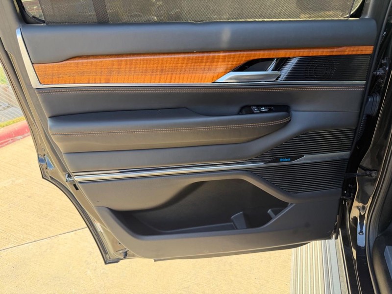 Jeep Grand Wagoneer Vehicle Full-screen Gallery Image 17