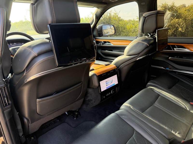 Jeep Grand Wagoneer Vehicle Full-screen Gallery Image 18