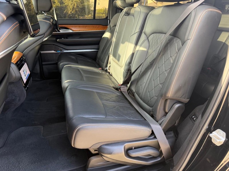 Jeep Grand Wagoneer Vehicle Full-screen Gallery Image 19