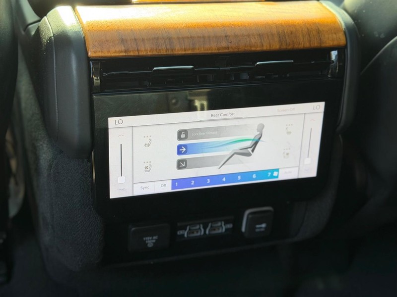 Jeep Grand Wagoneer Vehicle Full-screen Gallery Image 20