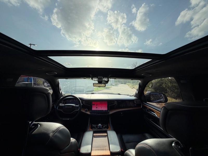 Jeep Grand Wagoneer Vehicle Full-screen Gallery Image 21