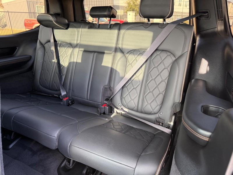 Jeep Grand Wagoneer Vehicle Full-screen Gallery Image 22