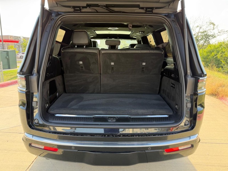 Jeep Grand Wagoneer Vehicle Full-screen Gallery Image 24