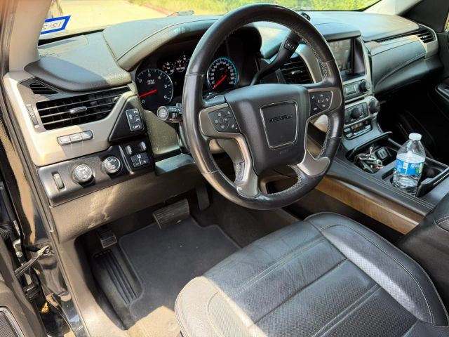 GMC Yukon Vehicle Full-screen Gallery Image 11