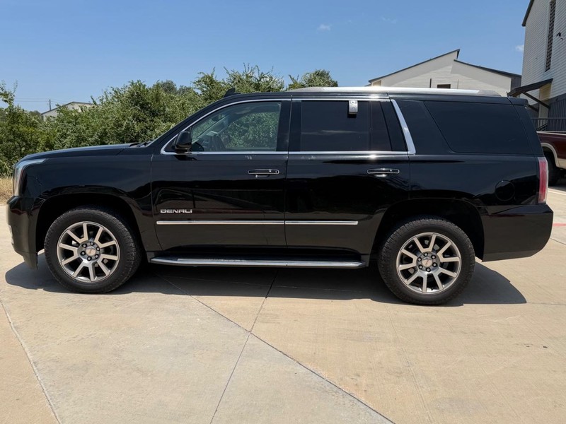 GMC Yukon Vehicle Full-screen Gallery Image 03