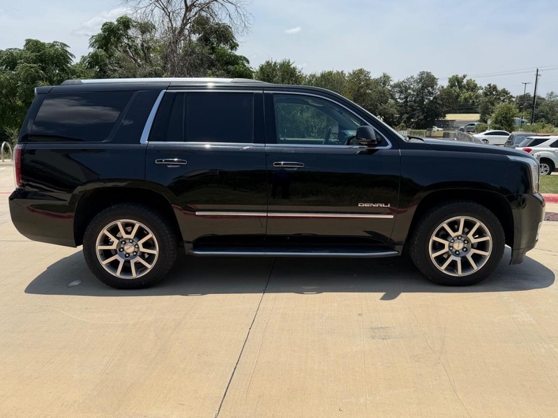 GMC Yukon Vehicle Full-screen Gallery Image 07