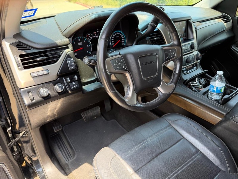 GMC Yukon Vehicle Full-screen Gallery Image 11