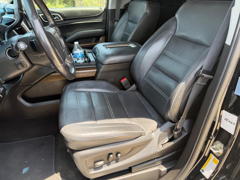 GMC Yukon Vehicle Full-screen Gallery Image 12